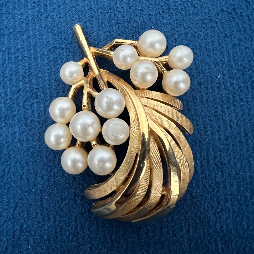 Vintage Iconic CROWN TRIFARI Brushed Gold Tone Leaf Faux Pearl Brooch/Pin - Picture 2 of 5